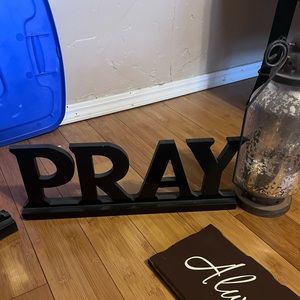 Black Pray sign